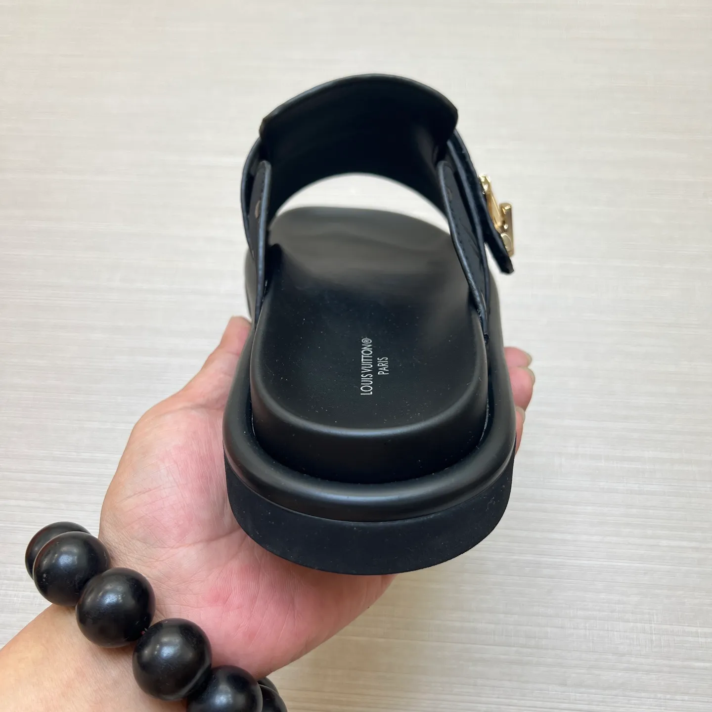 Factory price: 360💰【LOUIS VUITTON】Louis Vuitton, LV printing, men's and women's slippers are on the market, drawer box packaging with cloth bag, card, the upper pattern looks very soft and waxy, super versatile leg slimming artifact. Fabric: imported denim/canvas/old fabric, LV hardware LOGO, official website pattern printing, comfortable to wear, foot pads: high elastic men's shoes💰U water table. Sole: foam sole, heel height: about 5cm. Code number: 35-46, 35, 45, 46 are custom-made and non-returnable. Color: multiple colors and styles available.